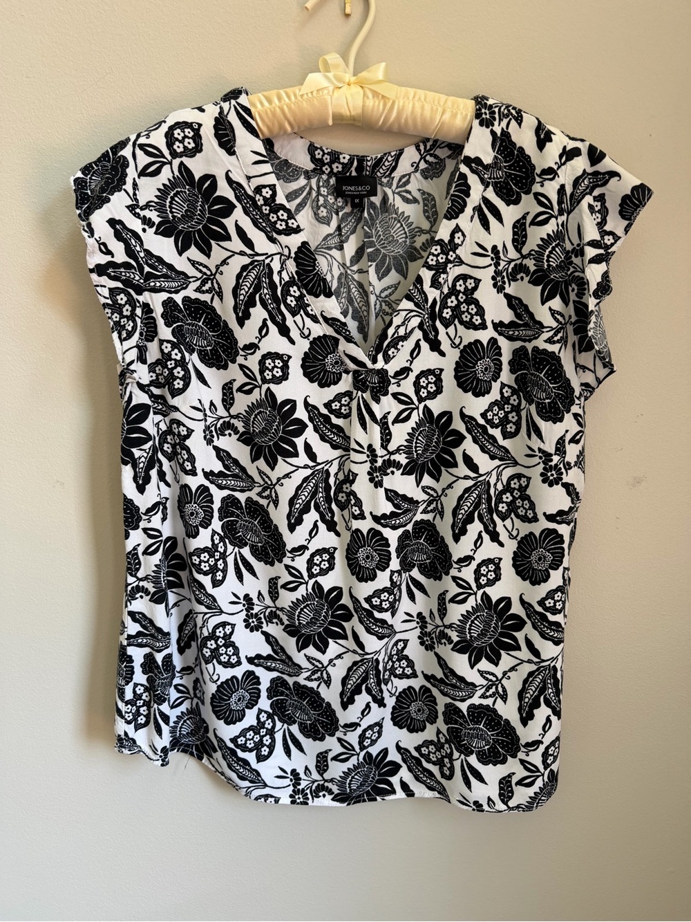 Jones New York Black & White Floral Split-Neck Top